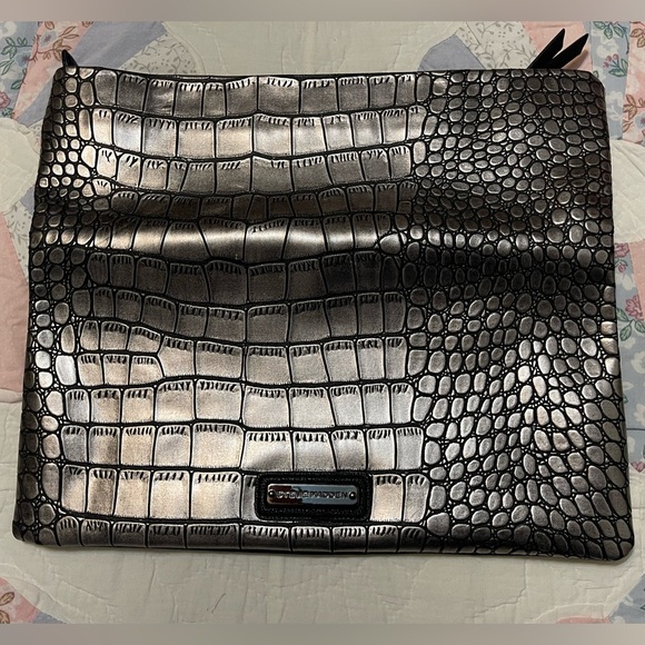 Foldable Steve Madden Alligator Embossed PVC Clutch - Picture 5 of 6